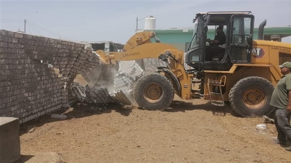 بالصور.. إزالة 5 حالات تعد فى منطقة "العزبة البيضاء" في بورسعيد