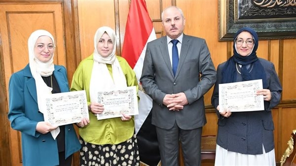 رئيس جامعة قناة السويس يكرم فائزين بجائزة خاصة بالأبحاث علمية