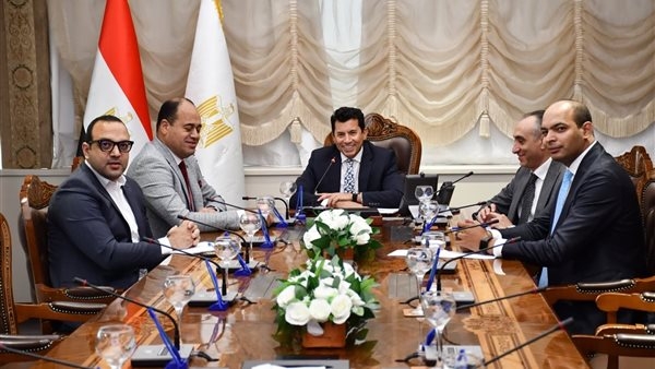 وزير الشباب  يبحث مع رئيس الاتحاد الدولي للسلاح سبل تعزيز التعاون المشترك