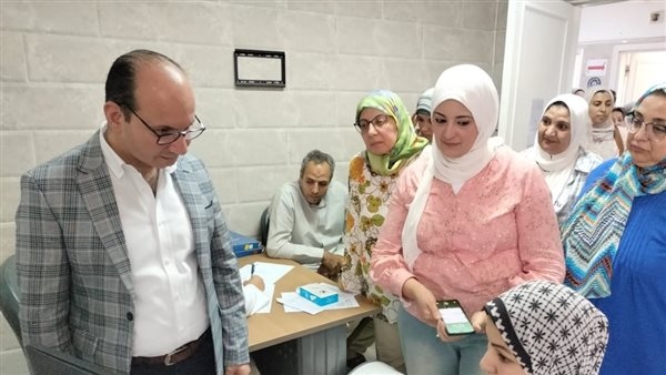 رئيس قطاع الشئون الصحية بالقاهرة يتفقد مركز الـ 100 متر بالشروق وزهرة العاصمة ببدر