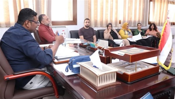 وكيل وزارة الصحة يعقد اجتماعًا مع لجنة المعايشة بمستشفى سفاجا المركزي