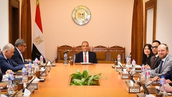 وزير الخارجية يستقبل وفدًا من مجموعة "إيه بى موللر - ميرسك"
