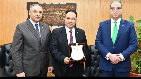 محافظ الفيوم يكرّم عددًا من الرموز الأوليمبية.. صور