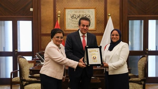 أنقذت حياة طفلة ضحية زواج وحمل مبكر.. وزير الصحة يكرم رئيسة قسم النساء والتوليد بمستشفى المنيرة