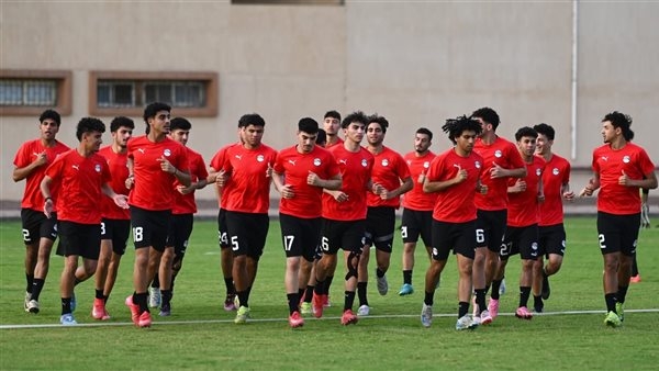 لاعبو الفراعنة يجرون عمليات الإحماء استعدادًا للمغرب.. صور