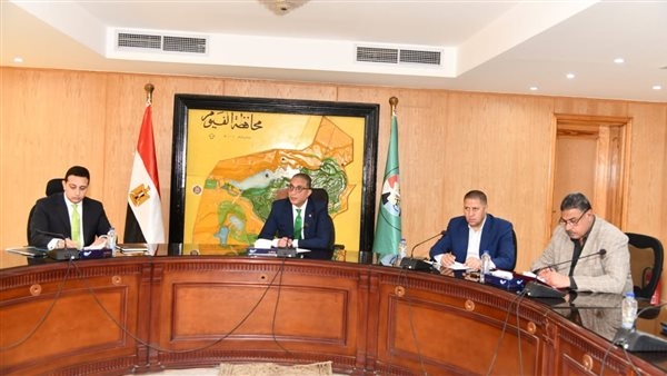 محافظ الفيوم يتابع معدلات تنفيذ مشروعات "حياة كريمة"