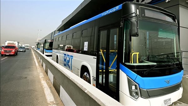 رئيس الوزراء يتفقد التشغيل التجريبي لمشروع الأتوبيس الترددي.. صور