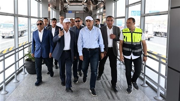 رئيس الوزراء يتفقد المرحلة الأولى من التشغيل التجريبي لمشروع الأتوبيس الترددي.. صور