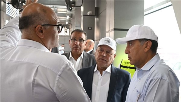 رئيس الوزراء يستمع إلى شرح حول نظام عمل الأتوبيس الترددي
