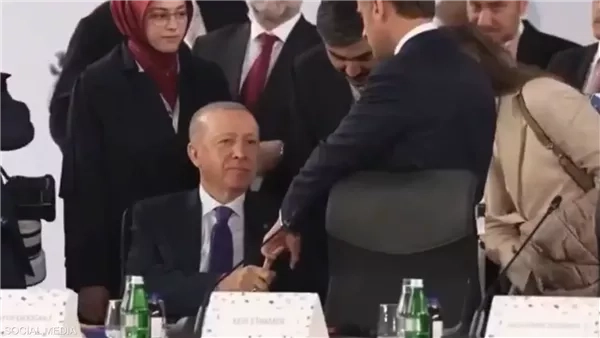 فيديو مثير للجدل.. أردوغان يُمسك بإصبع ماكرون بشدة أمام الكاميرات