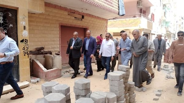 محافظ الشرقية يتفقد أعمال تركيب بلاط الإنترلوك بمدينة ديرب نجم