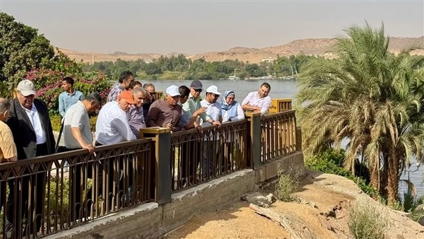وزير الري يتفقد مشروعات الموارد المائية بأسوان.. صور
