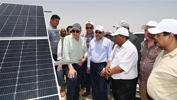 وزير الري يتفقد مشروعات الطاقة الشمسية في أسوان.. صور