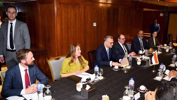 وزير الخارجية والهجرة يستقبل المفوض الأوروبي للشراكات الدولية