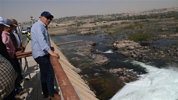 وزير الري يتفقد أعمال الصيانة الدورية لرفع كفاءة خزان أسوان.. صور