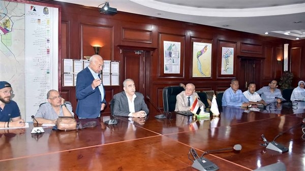 محافظ الأقصر يستعرض مسار مشروع القطار الكهربائي السريع.. صور