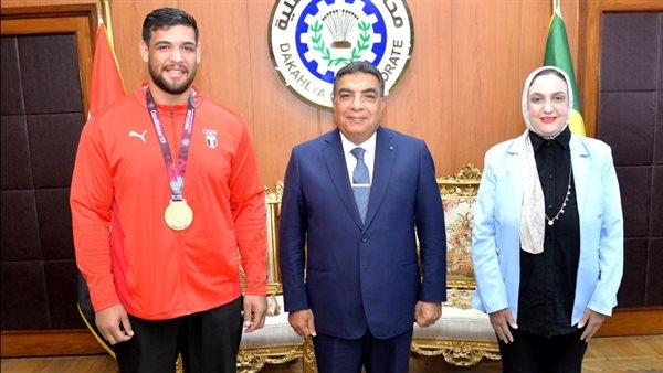 محافظ الدقهلية يكرم عبداللطيف منيع بطل إفريقيا في المصارعة الرومانية