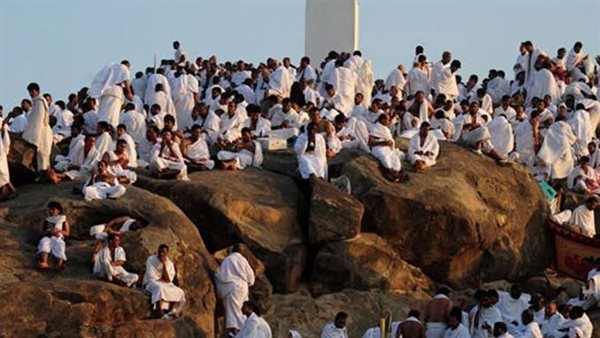 ما حكم صيام يوم عرفة للحاج وغير الحاج؟