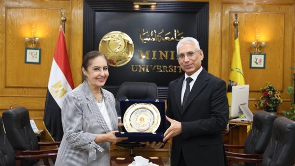 رئيس جامعة المنيا يناقش سبل مكافحة الهجرة غبر الشرعية مع السفيرة نائلة جبر
