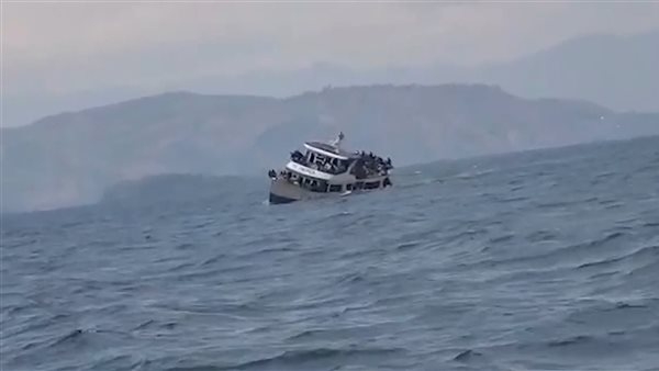 سنغافورة: إنقاذ 30 شخصا عقب انقلاب سفينة صيد قبالة جزيرة بيدرا برانكا