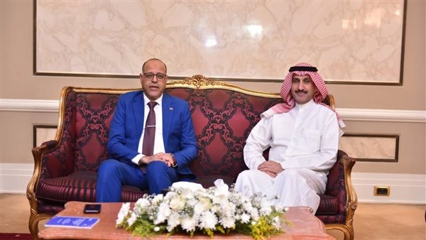 وزير العمل يسلم شهادات تخرج المشاركين في دورة منظمة العمل العربية
