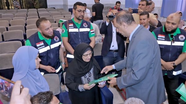 محافظ سوهاج يسلم تأشيرات وتذاكر الحج للفائزين بقرعة الجمعيات الأهلية