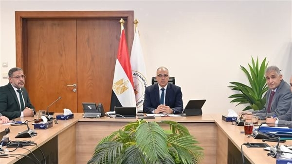 وزير الري يتابع إجراءات تحسين إدارة وتوزيع منظومة المياه بالتحول