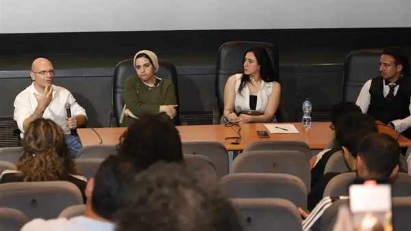 إقبال جماهيري على عروض نادي سينما المرأة بالهناجر.. صور