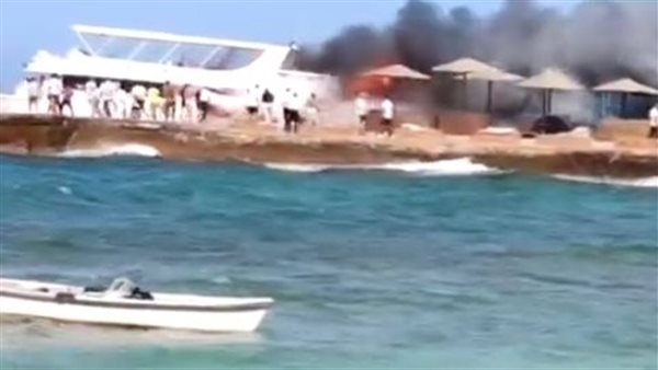 حريق لنش سياحي بمدينة الغردقة دون إصابات بشرية.. صور