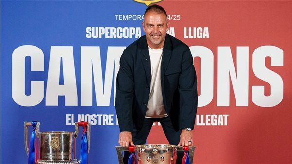 برشلونة يمدد عقد فليك حتى 2027 بعد موسم استثنائي