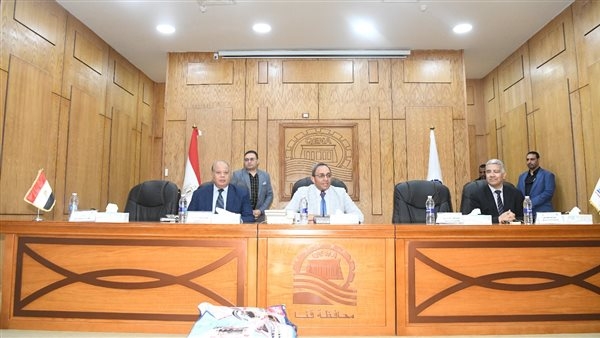 محافظ قنا يُسلم جوازات السفر لـ155 حاجًا من الجمعيات الأهلية باحتفالية كبرى