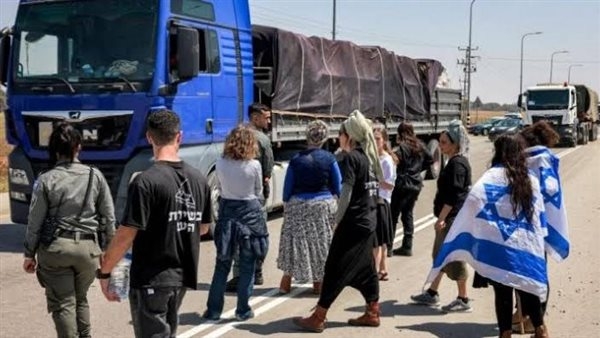بالفيديو.. إسرائيليون يعترضون شاحنات مساعدات متجهة إلى غزة