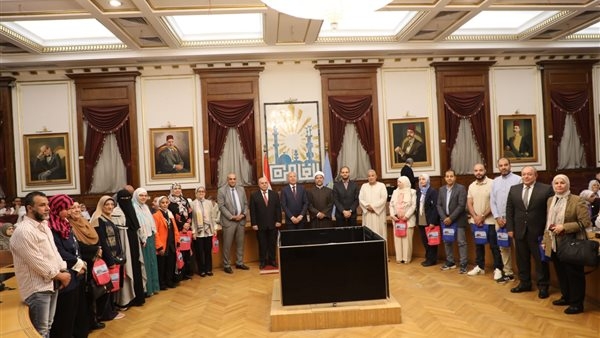محافظ القاهرة يسلم تأشيرات الحج لأول أفواج حجاج الجمعيات الأهلية