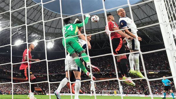 توتنهام يتقدم على مانشستر يونايتد بالشوط الأول في نهائي الدوري الأوروبي.. فيديو