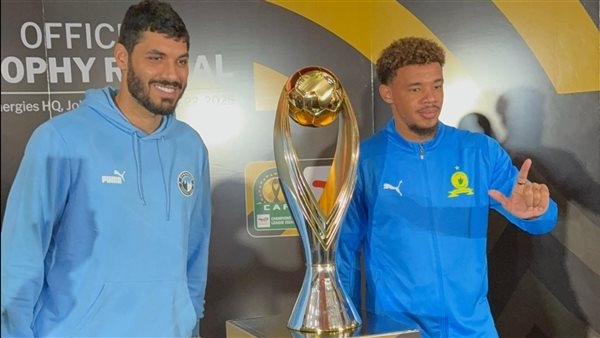 بيراميدز وصن داونز.. علي جبر يلتقط صورة تذكارية مع الكأس الجديدة لدوري أبطال أفريقيا