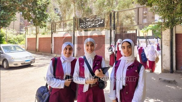طالبات أولى ثانوي يشدن بسهولة امتحان الرياضيات وسط إجراءات لمنع الغش.. صور