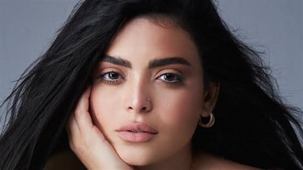 شاهد.. أسماء جلال تحتفل بعيد ميلادها مع غوريلا