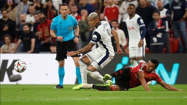 شاهد.. إنقاذ خرافي في مباراة توتنهام ضد مان يونايتد بنهائي الدوري الأوروبي