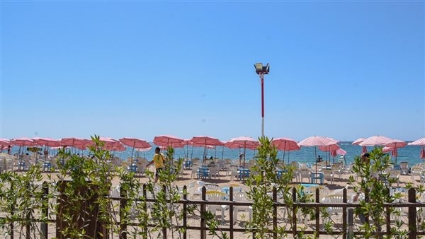 محافظ الإسكندرية يشدد على إزالة الإشغالات بطول شواطئ المنتزه.. صور