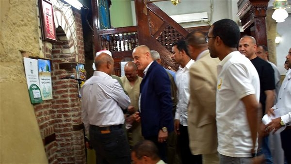 محافظ الأقصر يؤدي صلاة الجمعة بمسجد سيدي أبو الحجاج.. صور