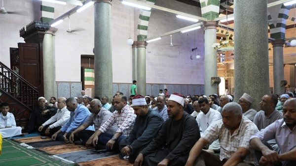محافظ أسوان يؤدي صلاة الجمعة بالمسجد القبلي بشارع بورسعيد بكوم أمبو