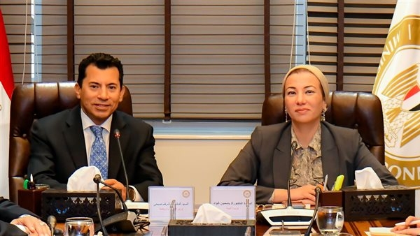 وزير الشباب يهنئ وزيرة البيئة لاختيارها سكرتيرًا تنفيذيًا لاتفاقية مكافحة التصحر