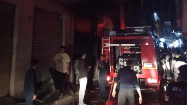 بسبب أسطوانة غاز.. حريق هائل في شارع سوق السلاح بالدرب الأحمر