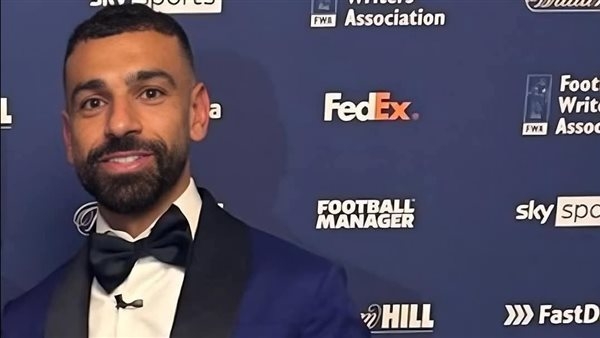 شاهد.. محمد صلاح يتسلم جائزة أفضل لاعب في إنجلترا من رابطة الكتاب
