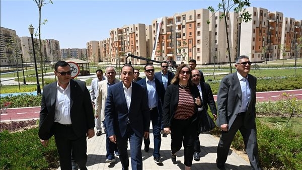 رئيس الوزراء يسلم عددًا من عقود وحدات "سكن لكل المصريين" بأكتوبر الجديدة.. صور
