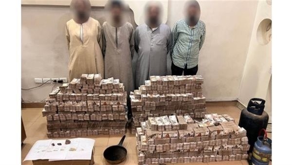 أخبار مصر اليوم.. مضبوطات بـ77 مليون جنيه.. ضبط 4 أشخاص لقيامهم بالتنقيب عن خام الذهب في أسوان.. توقعات بوصول إنتاجية القمح هذا العام إلى 10 ملايين طن