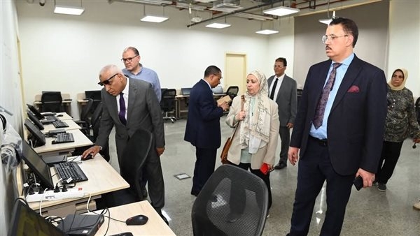وفد من المجلس الأعلى للجامعات يتفقد كلية الحاسبات بجامعة أسيوط الأهلية