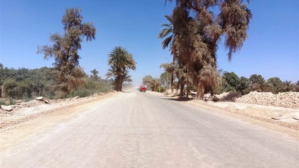 محافظ أسوان يتابع الأعمال الجارية بمشروع رصف طريق "إدفو - مرسى علم"