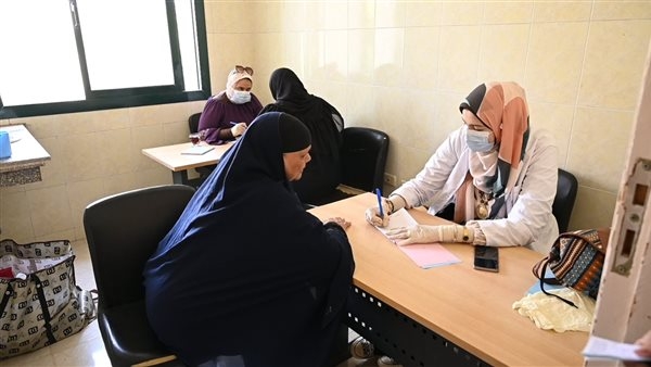 الكشف والعلاج لـ1197 حالة من أهالي قرية "سنهور" بقافلة طبية شاملة لجامعة الفيوم