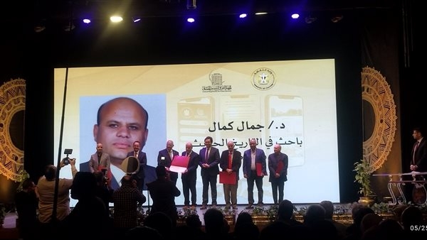 بالصور.. وزير الثقافة يُكرم أعضاء اللجنتين العليا لمشروعي "عاش هنا" و"حكاية شارع" بدار الأوبرا